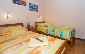 Postel nebo postele na pokoji v ubytování Two-Bedroom Apartment In Necujam