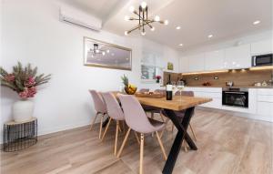 a kitchen and dining room with a wooden table and chairs at 3 Bedroom Nice Home In Silo in Šilo