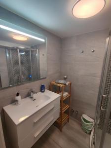 Koupelna v ubytování Room with private bathroom in shared apartment 50m from Gibraltar