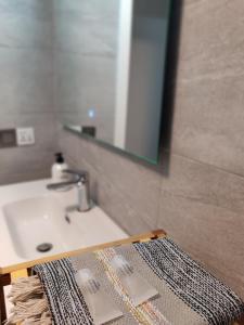 Koupelna v ubytování Room with private bathroom in shared apartment 50m from Gibraltar