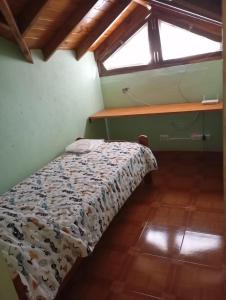 ein kleines Bett in einem Zimmer mit Fenster in der Unterkunft El buen descanso in San Bernardo