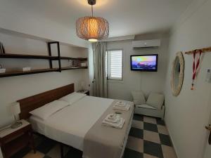 Postel nebo postele na pokoji v ubytování Room with private bathroom in shared apartment 50m from Gibraltar