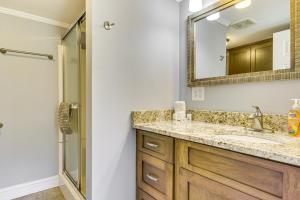 Ένα μπάνιο στο Waterfront Prosperity Home with Dock Walk to Marina +23 φωτογραφίες