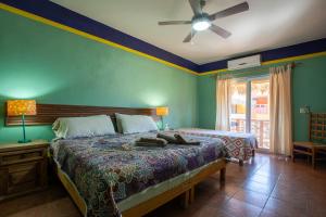 Una cama o camas en una habitación de Casa Juarez B&B