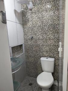 a bathroom with a toilet and a sink at Expo São Paulo, casa aconchegante in Sao Paulo