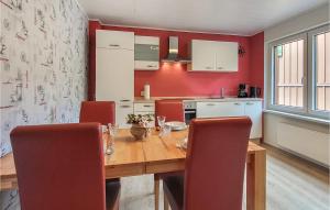 Dapur atau dapur kecil di 2 Bedroom Amazing Apartment In Stolberg