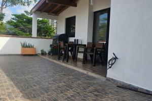 a house with a patio with a table and chairs at Espacioso y lindo lugar in Bello