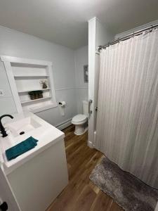 Bilik mandi di Serene Lakefront Getaway +16 gambar