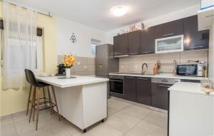 Kuchyňa alebo kuchynka v ubytovaní Cozy Apartment In Barbat Na Rabu