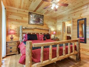 Un dormitorio con una cama en una cabaña de troncos en Smokies Bungalow chalet, en Gatlinburg