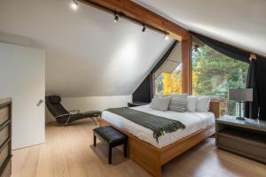 Katil atau katil-katil dalam bilik di Nighthawk Lane by Outpost Whistler