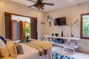 Luxury Villa in Cozumel with Pool & Hot Tub في كوزوميل: غرفة نوم بها سرير وطاولة ونافذة