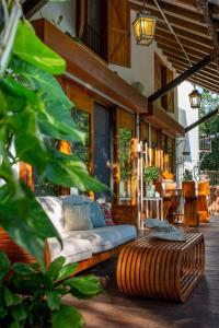 Luxury Villa in Cozumel with Pool & Hot Tub في كوزوميل: غرفة معيشة مع أريكة على شرفة