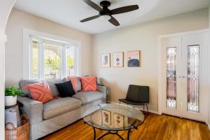 un salon avec un canapé et un ventilateur de plafond dans l'établissement Movie Colony Oasis - Peaceful Walk to Downtown, à Palm Springs