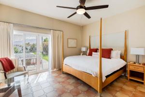 une chambre avec un lit et un ventilateur de plafond dans l'établissement Movie Colony Oasis - Peaceful Walk to Downtown, à Palm Springs