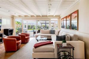 Posezení v ubytování Movie Colony Oasis - Peaceful Walk to Downtown