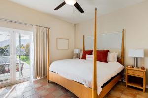 Postel nebo postele na pokoji v ubytování Movie Colony Oasis - Peaceful Walk to Downtown + 64 fotografií