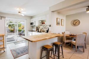 Kuchyň nebo kuchyňský kout v ubytování Movie Colony Oasis - Peaceful Walk to Downtown