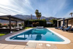 Nespecifikovaný výhled na hory nebo výhled na hory při pohledu z prázdninového domu