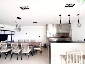 Kuchyň nebo kuchyňský kout v ubytování Molas, piso 12, piscina y cine