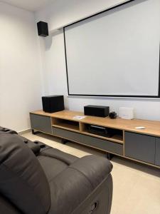 TV a/nebo společenská místnost v ubytování Molas, piso 12, piscina y cine