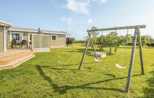 eine Schaukel in einem Hof neben einem Haus in der Unterkunft Holiday Home Skonnertvej Ebeltoft Xii in Ebeltoft