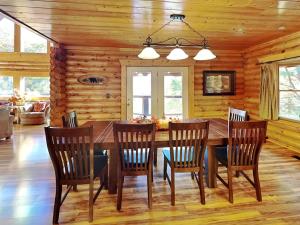 een eetkamer met een tafel en stoelen bij Dreamscapes in Gatlinburg