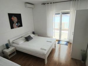 Postel nebo postele na pokoji v ubytování Apartments by the sea Metajna, Pag - 6395