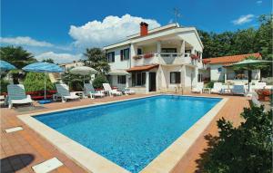basen przed domem w obiekcie Apartment Cerova Iii w Poreču