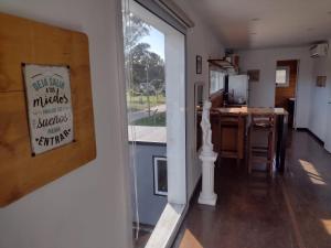 a room with a kitchen with a window and a table at Casa container in Mar del Plata