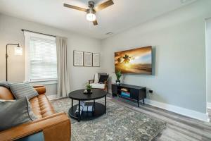 una sala de estar con un sofá y una mesa en Saint Pete Hideaway Cozy Urban Escape Oasis, en San Petersburgo