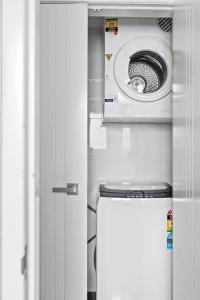 RevesbyにあるPrivate Single Room in Revesby - Tranquil Location - Shared Bathroomの洗濯機、乾燥機(ドア付)