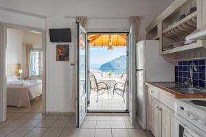 Postel nebo postele na pokoji v ubytování Thea Home Hotel by Booking Kottas