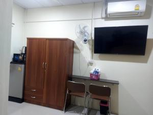 TV a/nebo společenská místnost v ubytování Nopphadon Hotel
