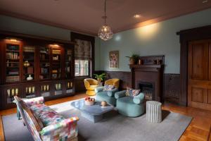 een woonkamer met een bank en een open haard bij The Ashbrook Hotel in Frankfort