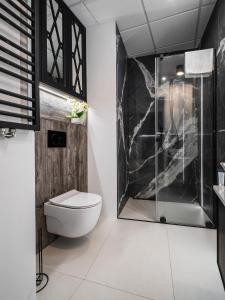 Kúpeľňa v ubytovaní Kasprzaka 29 By Perfect Apart Free Garage