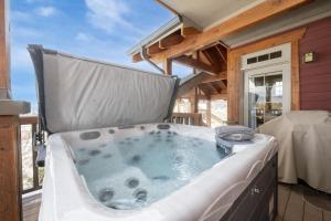 jacuzzi na ganku w obiekcie Cozens Pointe B-301 condo w mieście Fraser