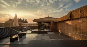 桂林Rong Unique Hotel-Banyan Lake Scenery的一座带遮阳伞的庭院