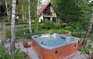 Κήπος έξω από το Beautiful Home In Breze With Jacuzzi