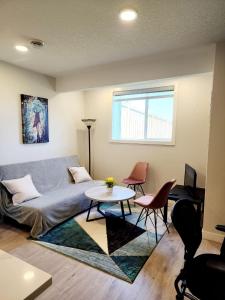 Posezení v ubytování Luxury Cozy Basement Suite