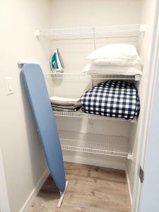 Postel nebo postele na pokoji v ubytování Luxury Cozy Basement Suite