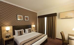 Кровать или кровати в номере Fortune Karama Hotel