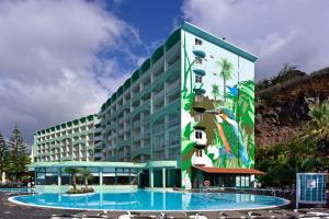 un hôtel avec une fresque murale sur son côté dans l'établissement Pestana Ocean Bay Resort, à Funchal