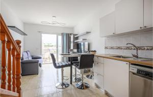 eine Küche mit einem Tisch und einigen Stühlen in der Unterkunft Nice Home In Puerto Rico De Gran Ca in Puerto Rico de Gran Canaria