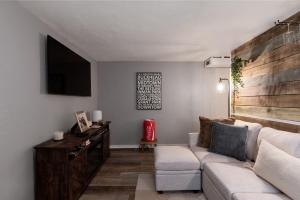 TV a/nebo společenská místnost v ubytování Summerset Cottage Atlanta