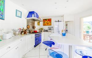 Dapur atau dapur kecil di Lovely Home In Autoire
