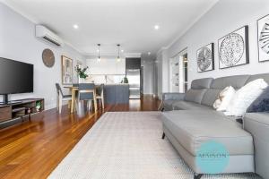 Posezení v ubytování Stylish Sophistication with Leafy Newcastle Views! + 6 fotografií