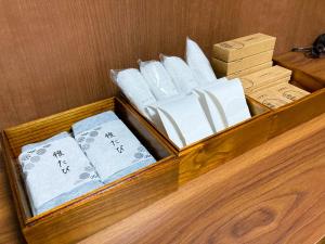 una caja de madera llena de libros sobre una mesa en IO1 美園のおやど い Misono no Oyado I, en Wakayama