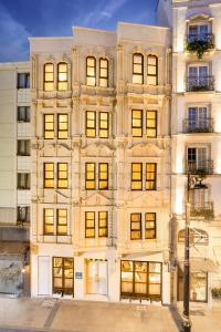 un gran edificio blanco con muchas ventanas en Lalahan Hotel, en Estambul