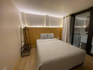 a bedroom with a bed with a ladder next to it at Moderno Apartamento Centro Tacna in Tacna
